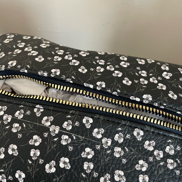 NWT Steve Madden Black and White Floral Cosmetic Bag - Picture 3 of 3